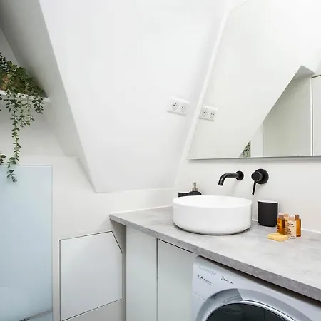 Veeve - Mezzanine Magic With Rooftop Views *