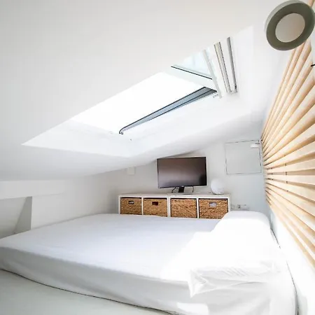 Veeve - Mezzanine Magic With Rooftop Views Apartment